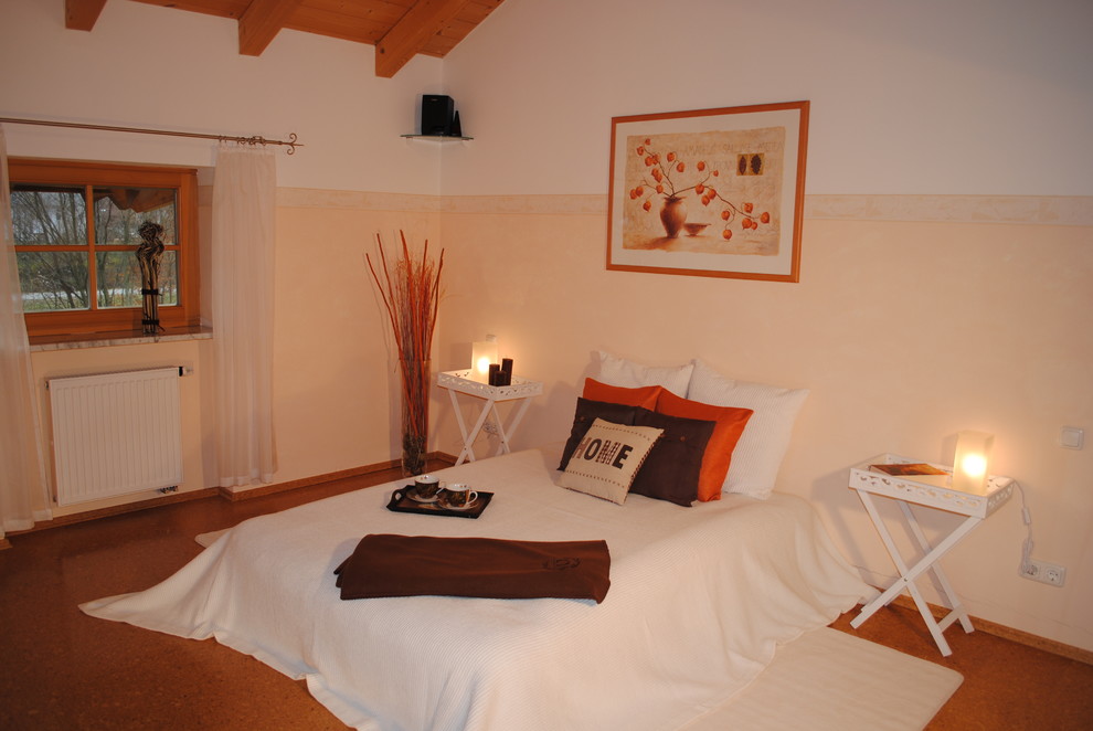Mittelgroßes Modernes Schlafzimmer ohne Kamin mit beiger Wandfarbe in München
