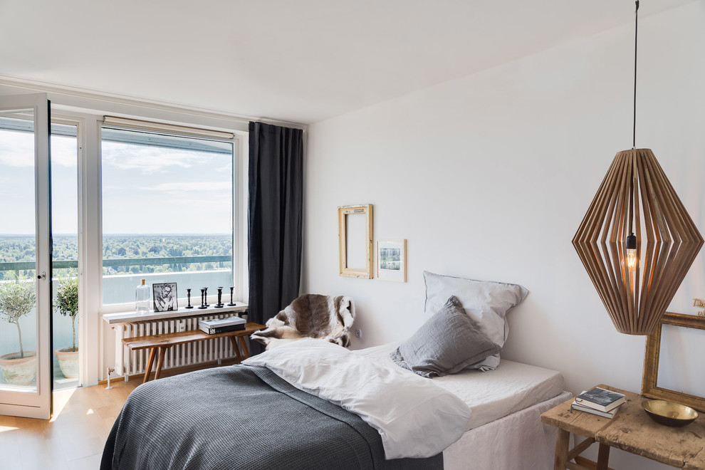 ミュンヘンにある中くらいな北欧スタイルのおしゃれな主寝室 (白い壁、暖炉なし、ベージュの床、淡色無垢フローリング) のレイアウト