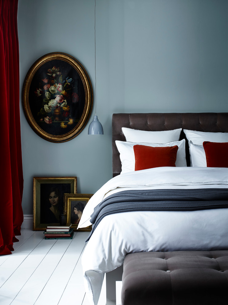 Idéer för att renovera ett vintage sovrum, med blå väggar och ljust trägolv