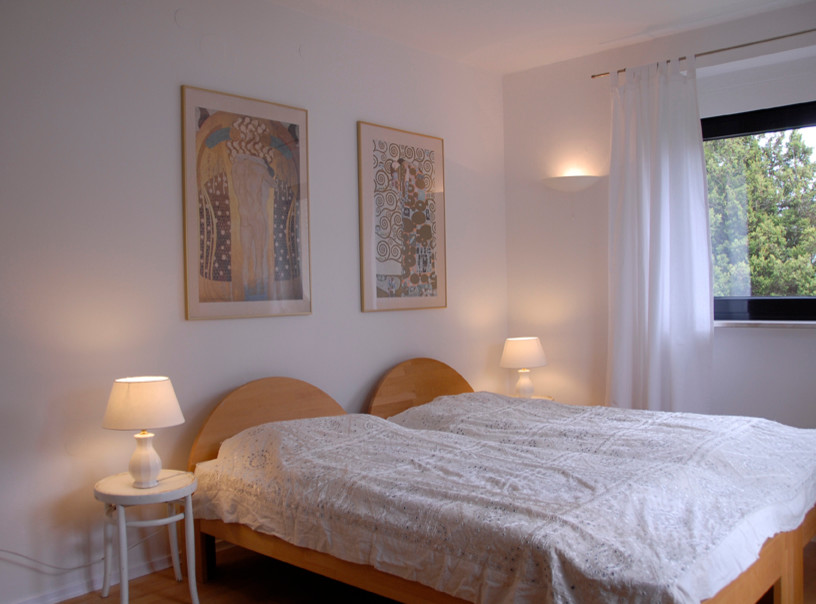 Идея дизайна: хозяйская спальня среднего размера в стиле шебби-шик с белыми стенами и светлым паркетным полом