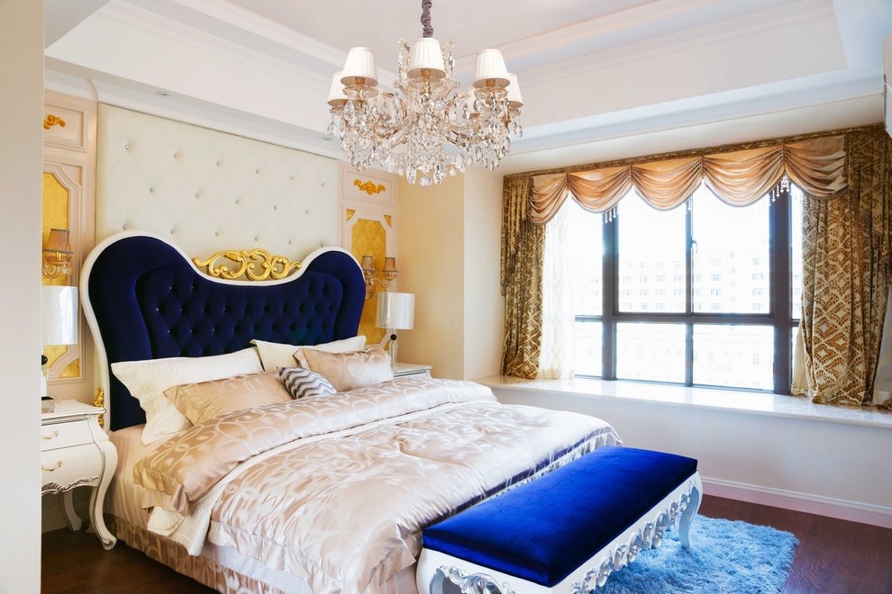 Modelo de dormitorio clásico pequeño con paredes amarillas, suelo de madera oscura y suelo marrón