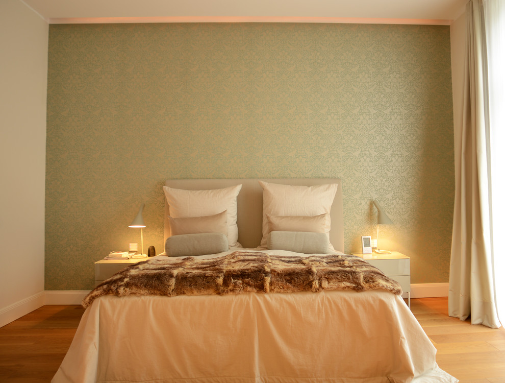 Источник вдохновения для домашнего уюта: большая хозяйская спальня в современном стиле с зелеными стенами и светлым паркетным полом