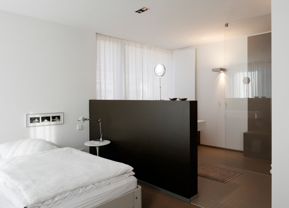 Foto di una camera da letto design con pareti bianche, moquette e nessun camino