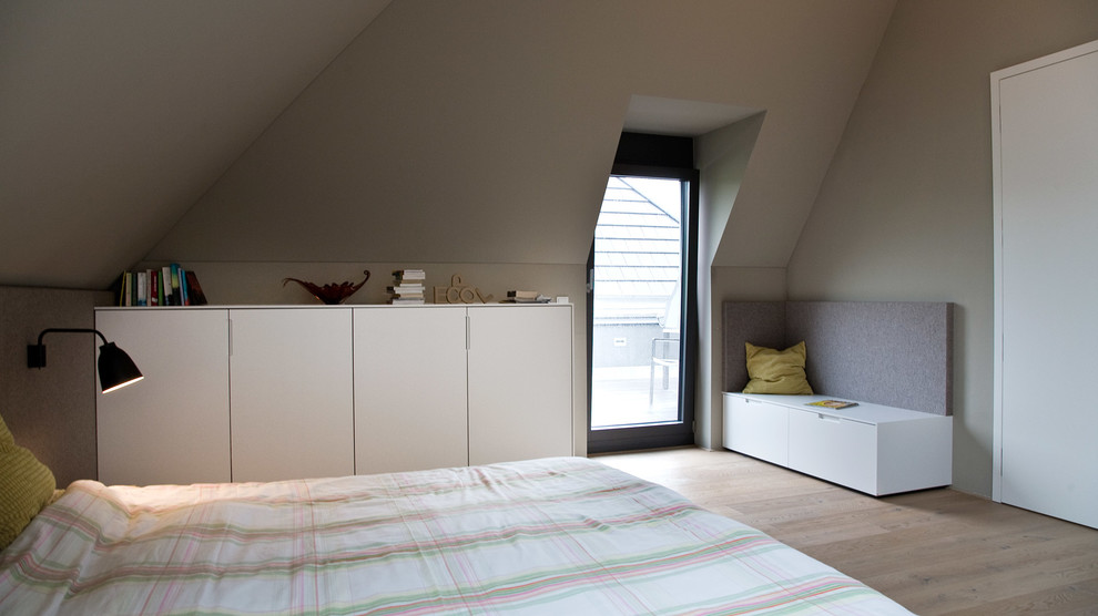 This is an example of a modern bedroom in Munich.