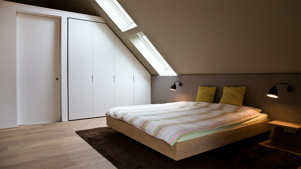 Bedroom - modern bedroom idea in Munich