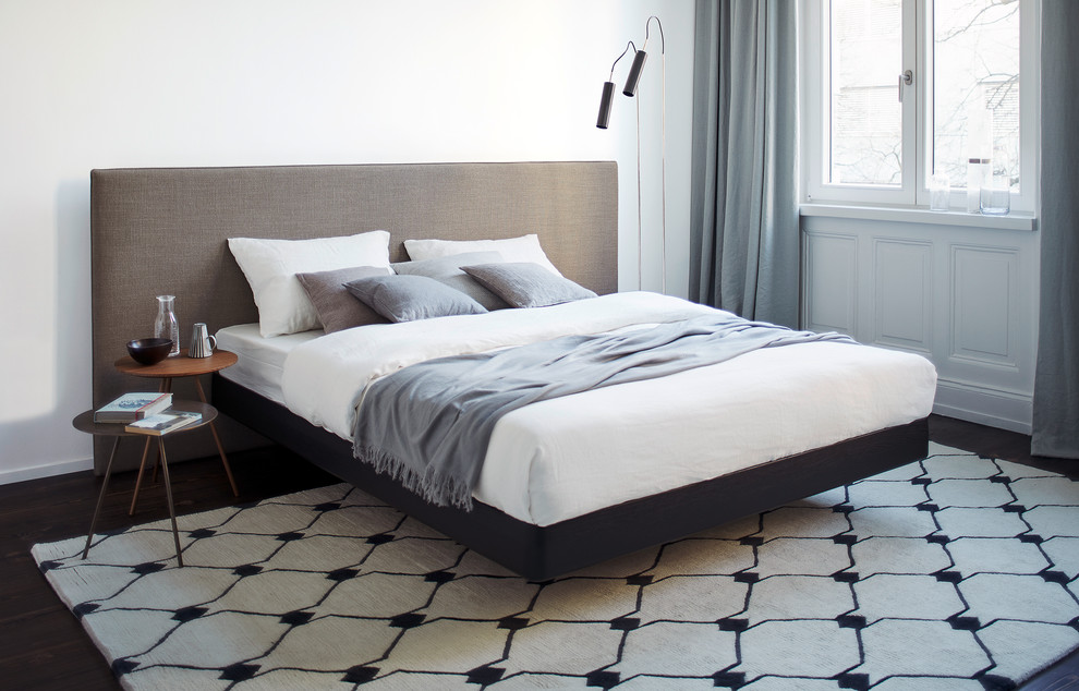 Mittelgroßes Modernes Hauptschlafzimmer mit weißer Wandfarbe, dunklem Holzboden und braunem Boden in Hamburg