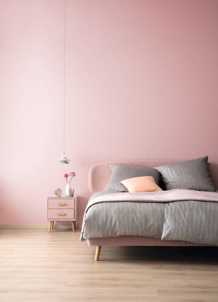 Inspiration pour une chambre grise et rose design avec un mur rose.