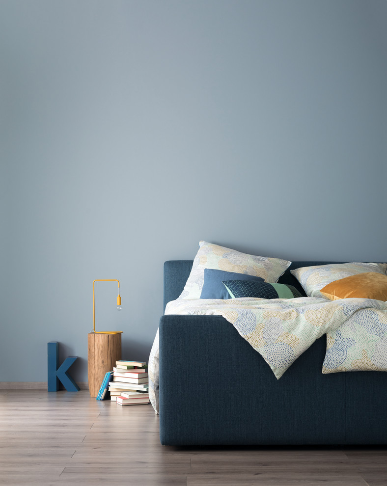 Esempio di una camera da letto design con pareti blu