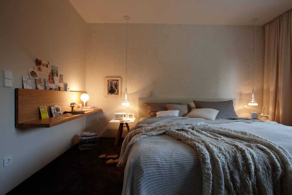 На фото: спальня в современном стиле с бежевыми стенами и ковровым покрытием