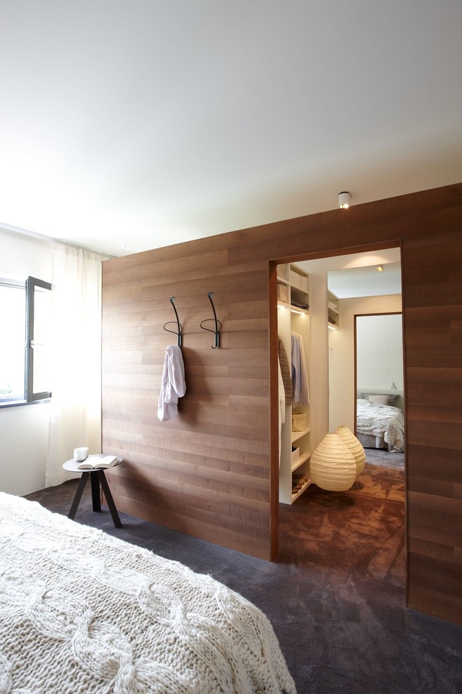 На фото: спальня в современном стиле без камина с