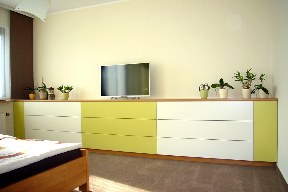 This is an example of a contemporary bedroom in Leipzig.