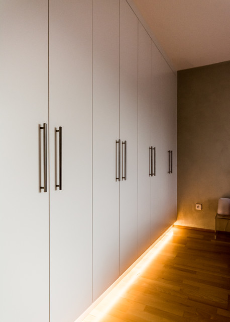 Schrank mit indirekte Beleuchtung im Sockelbereich - Modern - Schlafzimmer  - Dortmund - von dasWerkteam Tischlerwerkstatt | Houzz