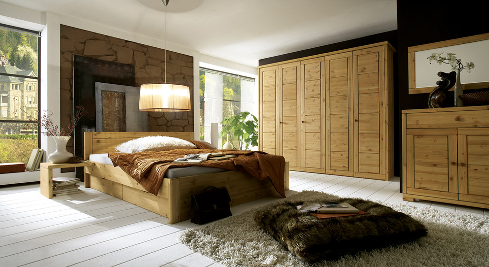 Modernes Hauptschlafzimmer ohne Kamin mit schwarzer Wandfarbe und hellem Holzboden in Stuttgart