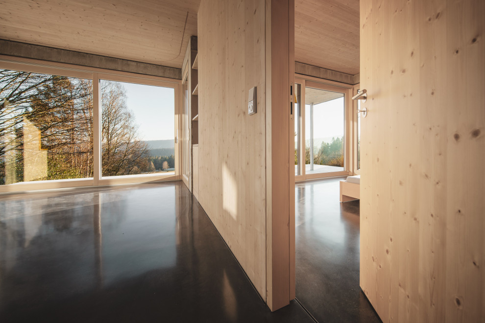 Immagine di una camera matrimoniale minimal di medie dimensioni con pavimento in linoleum, pavimento grigio e pareti in legno