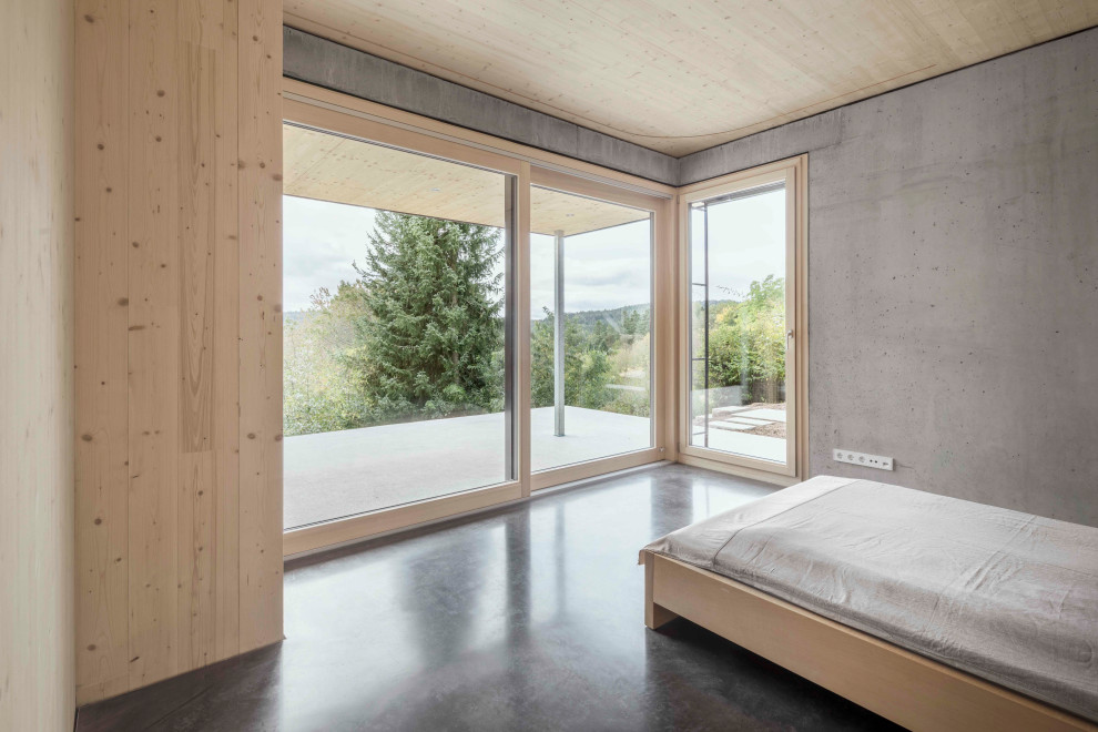Mittelgroßes Modernes Hauptschlafzimmer mit Linoleum, grauem Boden und Holzwänden in Berlin