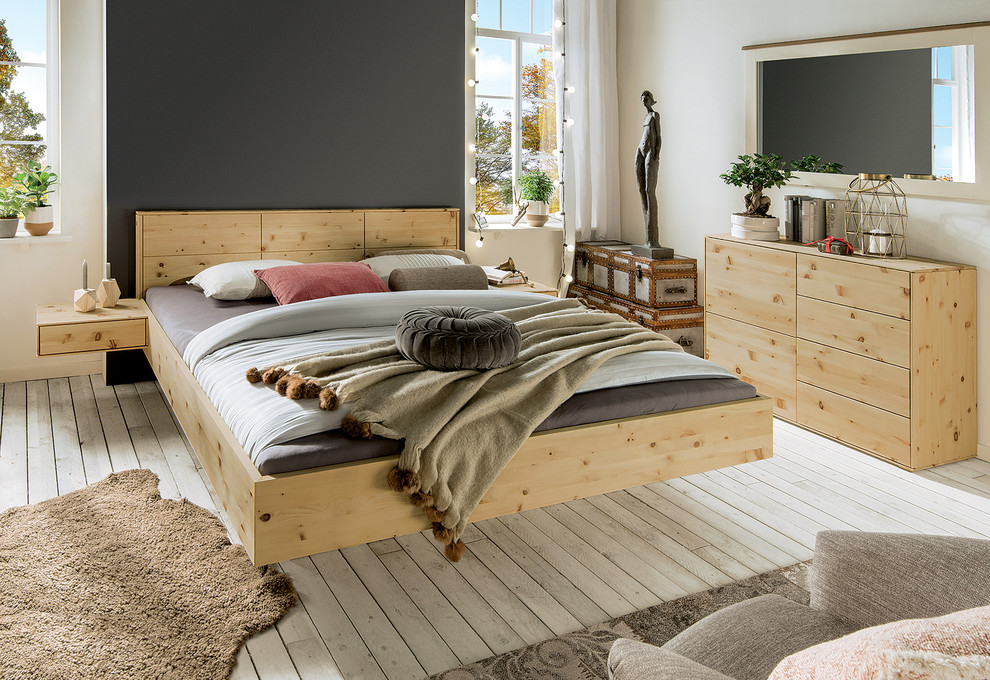 Mittelgroßes Modernes Schlafzimmer ohne Kamin mit grauer Wandfarbe und hellem Holzboden in Stuttgart