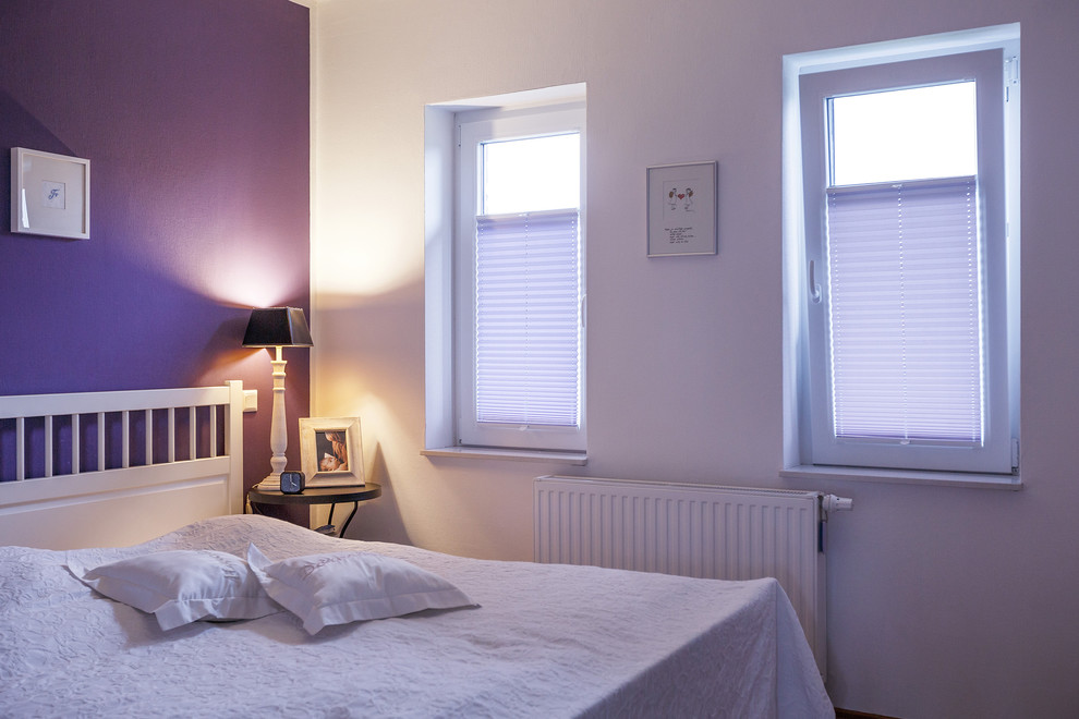 This is an example of a small contemporary guest bedroom in Berlin with purple walls.