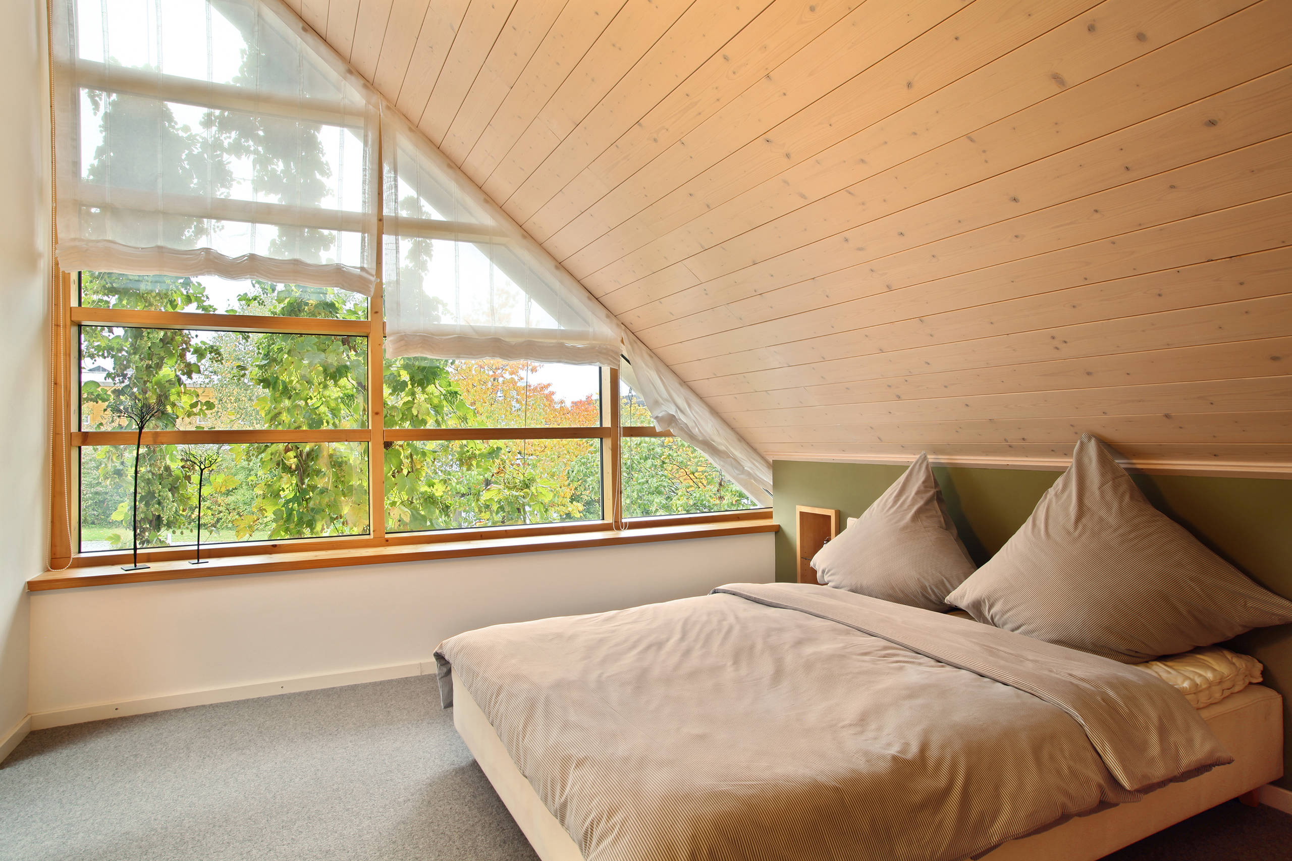 schlafzimmer mit dachschräge gestalten: 8 tipps