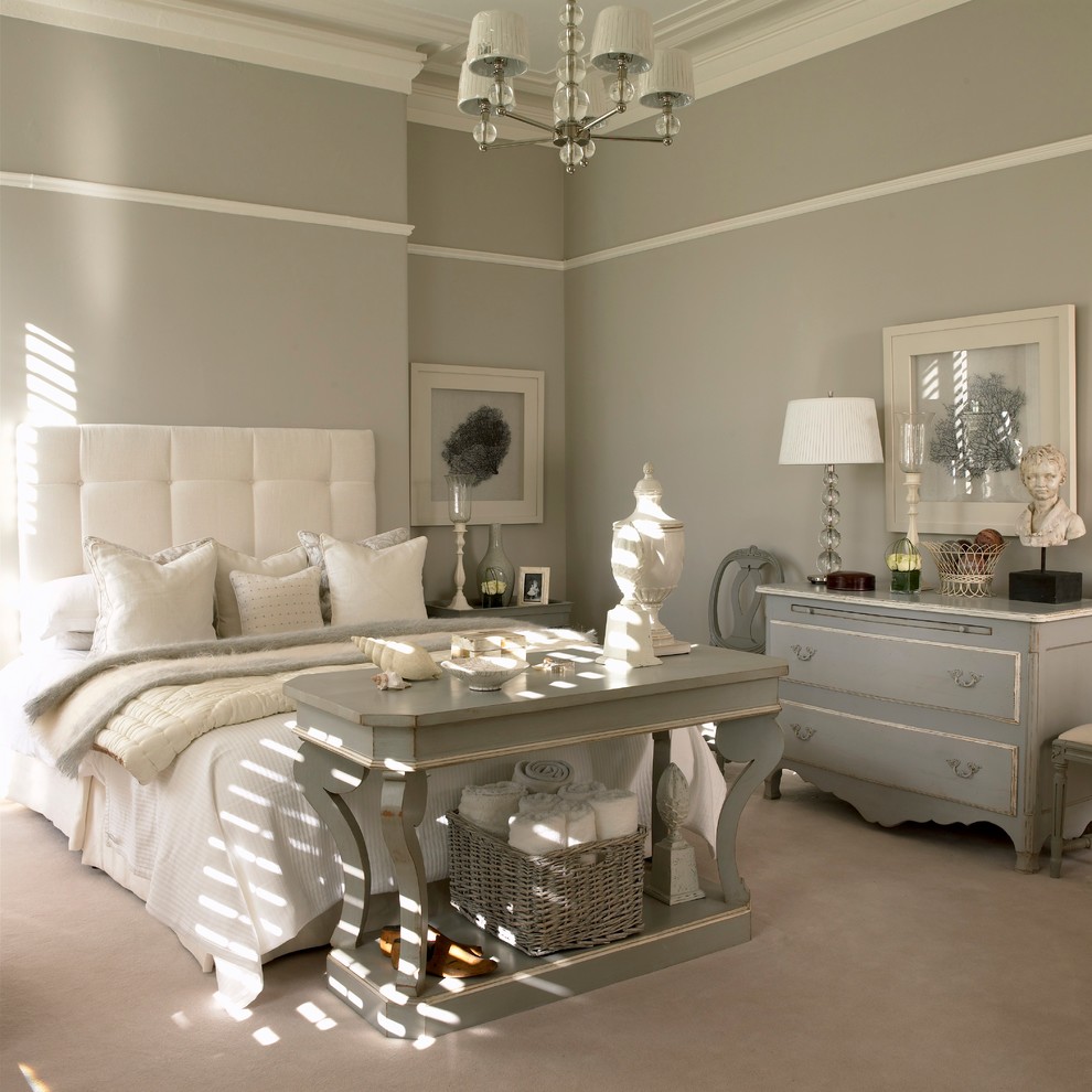 Klassisches Schlafzimmer mit grauer Wandfarbe und Teppichboden in Sonstige