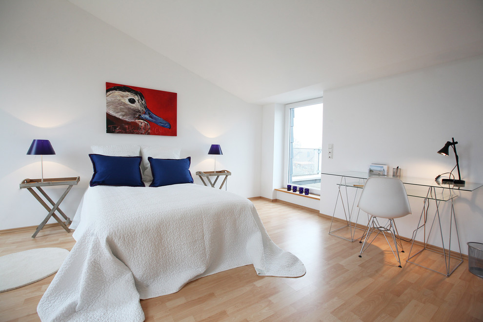Großes Modernes Hauptschlafzimmer ohne Kamin mit weißer Wandfarbe und hellem Holzboden in Frankfurt am Main