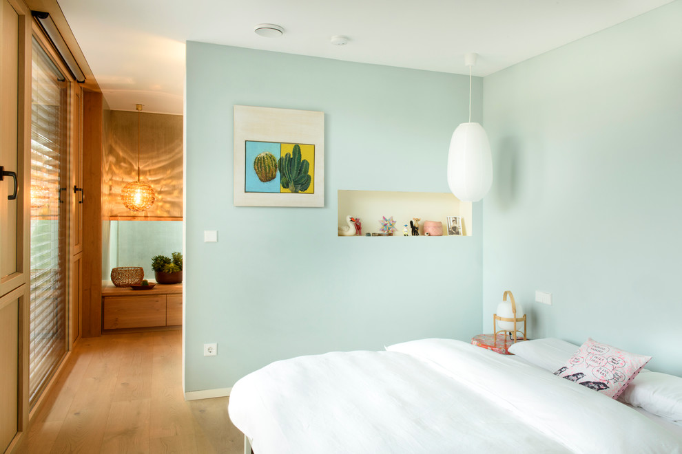 Modernes Schlafzimmer mit blauer Wandfarbe und braunem Holzboden in Stuttgart
