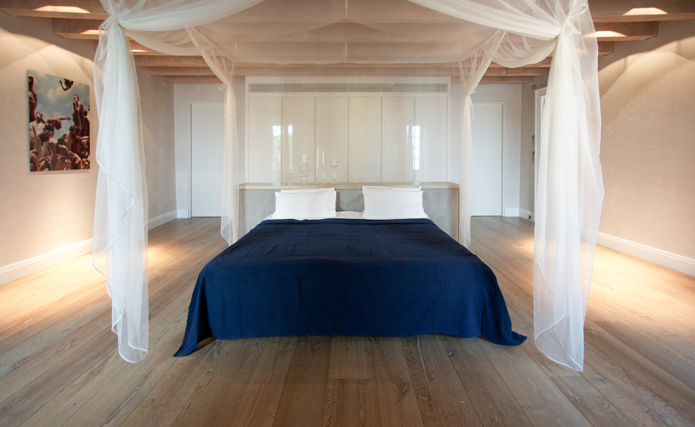На фото: большая хозяйская спальня в современном стиле с бежевыми стенами и паркетным полом среднего тона без камина