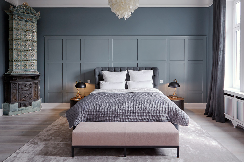 Foto de dormitorio contemporáneo con paredes grises, chimenea de esquina, marco de chimenea de baldosas y/o azulejos y suelo gris