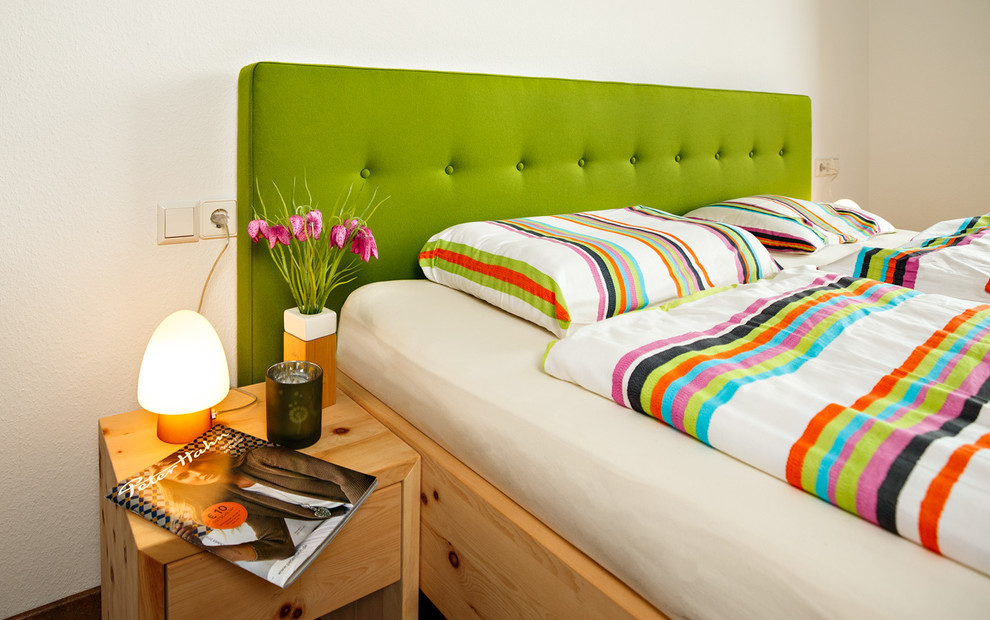 シュトゥットガルトにある広いコンテンポラリースタイルのおしゃれな主寝室 (白い壁、コルクフローリング、茶色い床)