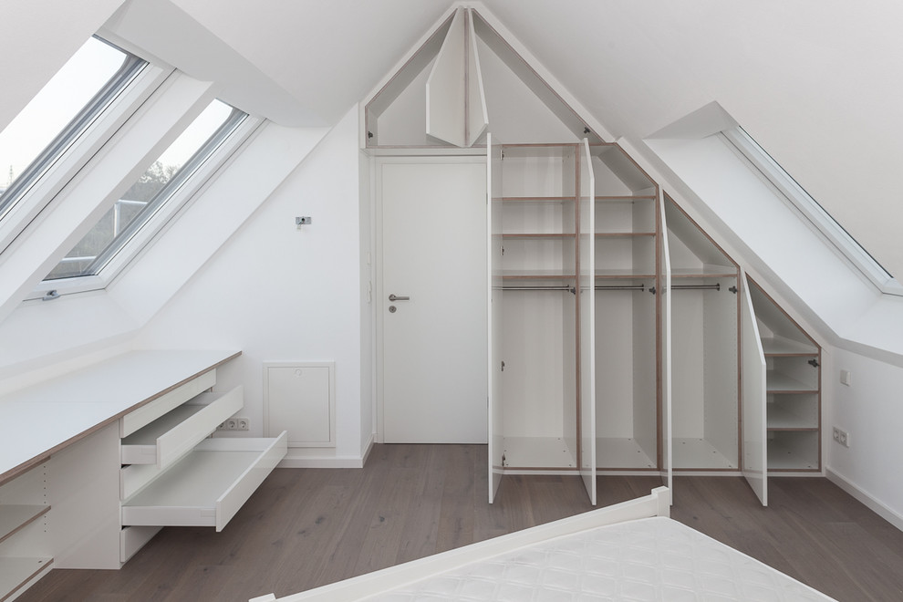 Inspiration for a medium sized modern bedroom in Stuttgart.