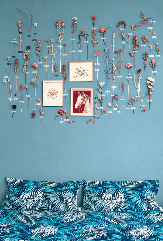 Bild på ett minimalistiskt sovrum, med blå väggar