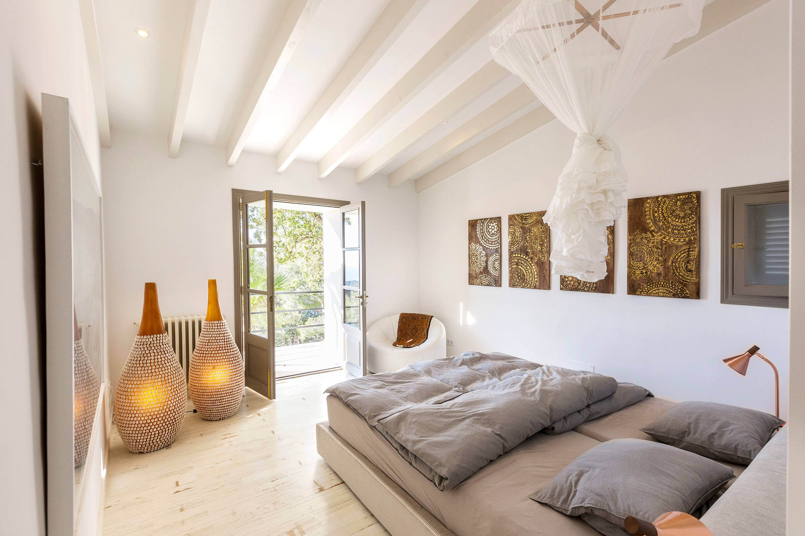 75 Mediterrane Schlafzimmer mit gebeiztem Holzboden Ideen & Bilder - März  2023 | Houzz DE