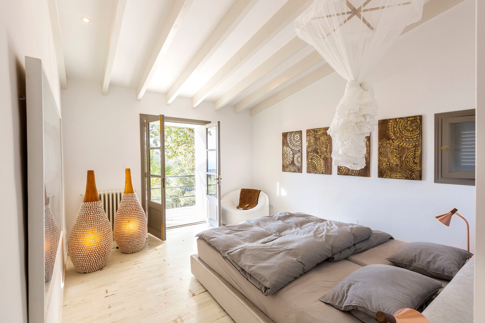 Mittelgroßes Mediterranes Schlafzimmer ohne Kamin mit weißer Wandfarbe, gebeiztem Holzboden und weißem Boden in Frankfurt am Main