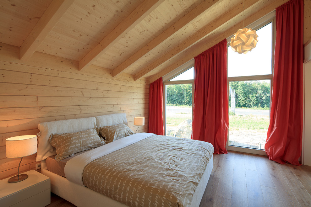 ケルンにある広いコンテンポラリースタイルのおしゃれな主寝室 (ベージュの壁、暖炉なし、淡色無垢フローリング、勾配天井)