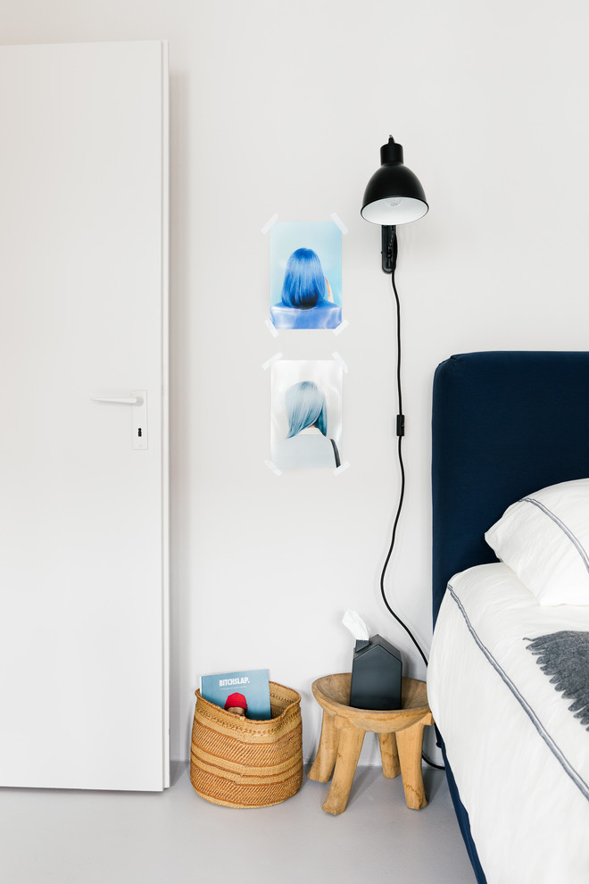 Imagen de dormitorio tipo loft escandinavo pequeño con paredes blancas y suelo de cemento