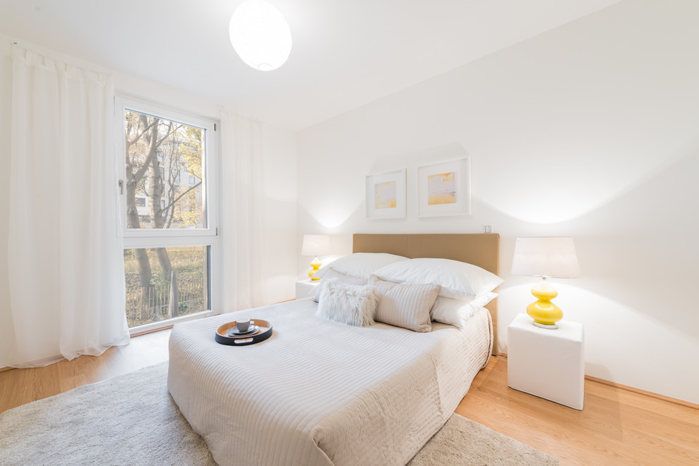 Свежая идея для дизайна: хозяйская спальня в скандинавском стиле с белыми стенами, паркетным полом среднего тона и оранжевым полом - отличное фото интерьера