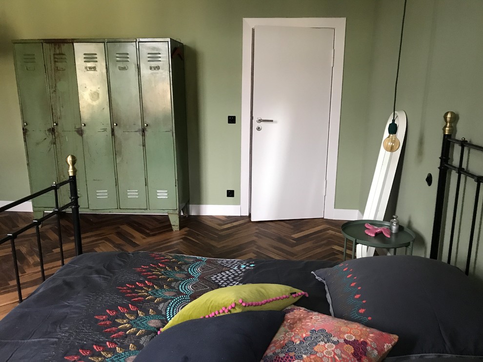 ベルリンにある中くらいなエクレクティックスタイルのおしゃれな主寝室 (緑の壁、無垢フローリング、暖炉なし、茶色い床)