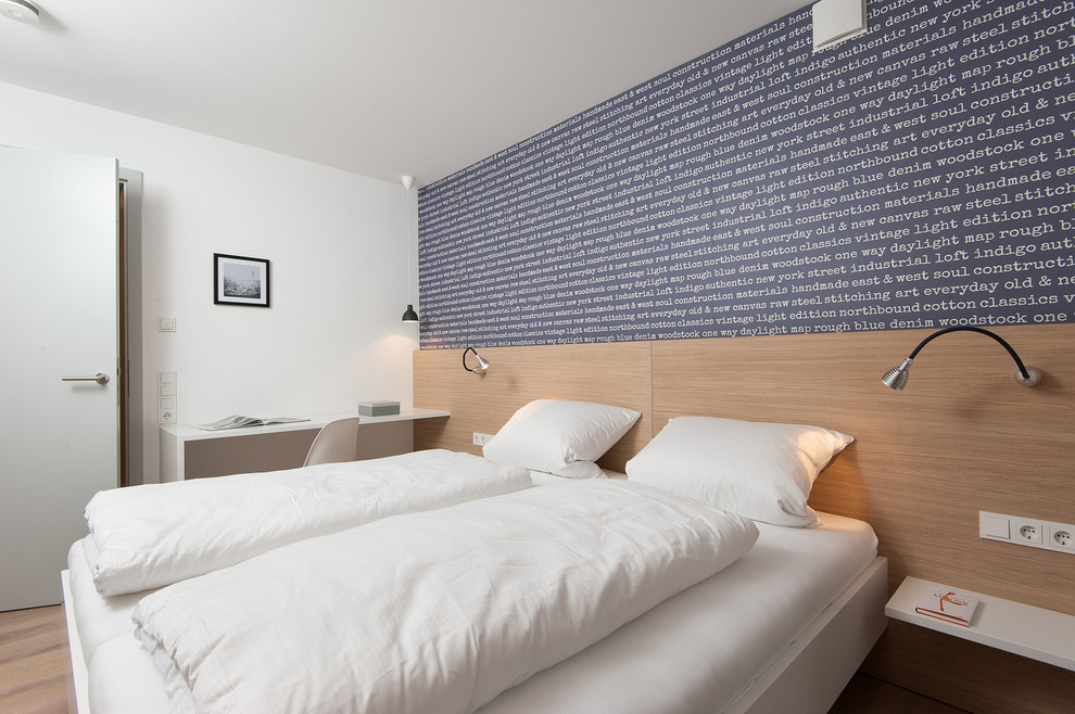 Idéer för ett mellanstort minimalistiskt sovrum, med flerfärgade väggar och mellanmörkt trägolv