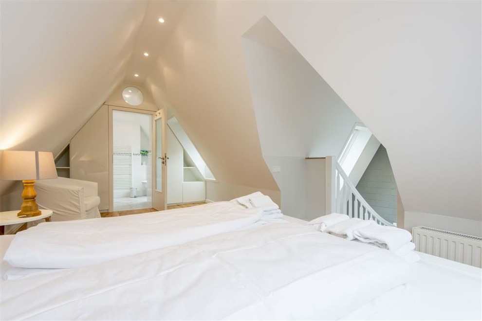 Kleines Landhausstil Hauptschlafzimmer mit grauer Wandfarbe und hellem Holzboden in Sonstige