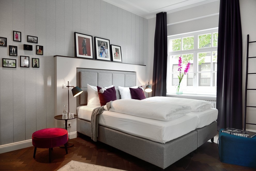 Klassisches Schlafzimmer ohne Kamin mit grauer Wandfarbe und braunem Holzboden in Sonstige