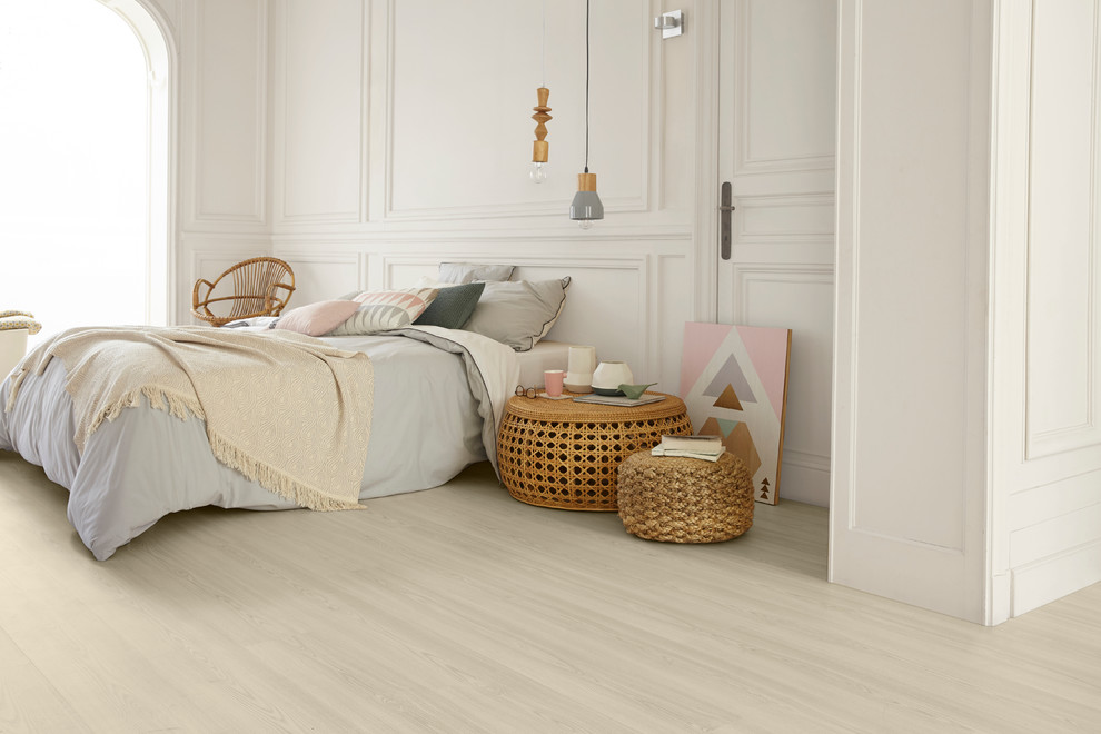 Mittelgroßes Skandinavisches Schlafzimmer mit weißer Wandfarbe und hellem Holzboden in Dresden