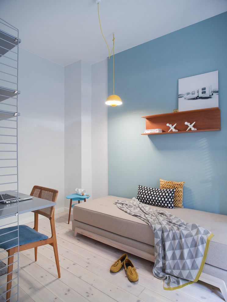 Идея дизайна: маленькая гостевая спальня (комната для гостей) в скандинавском стиле с синими стенами и светлым паркетным полом без камина для на участке и в саду