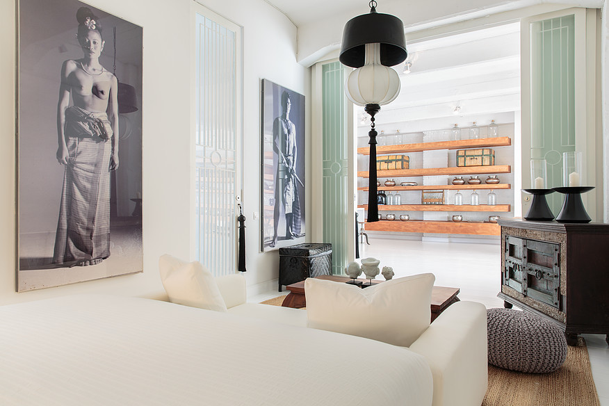 Mittelgroßes Industrial Schlafzimmer ohne Kamin mit weißer Wandfarbe in Berlin