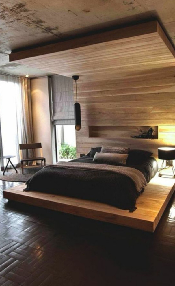 На фото: хозяйская спальня среднего размера в современном стиле с серыми стенами, пробковым полом и коричневым полом с