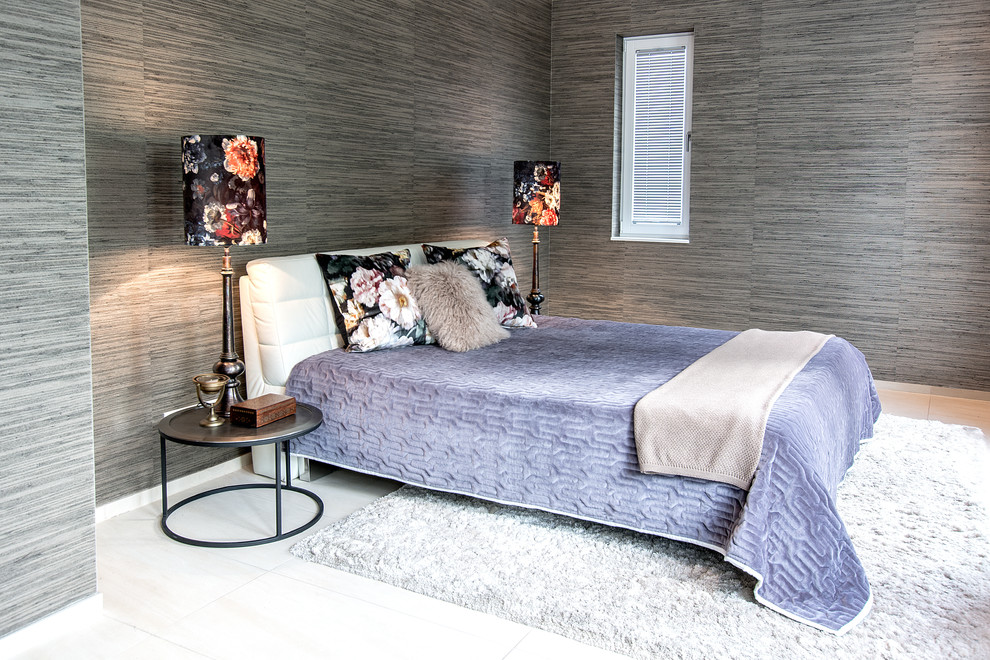 Mittelgroßes Modernes Hauptschlafzimmer ohne Kamin mit brauner Wandfarbe, Porzellan-Bodenfliesen und weißem Boden in Sonstige