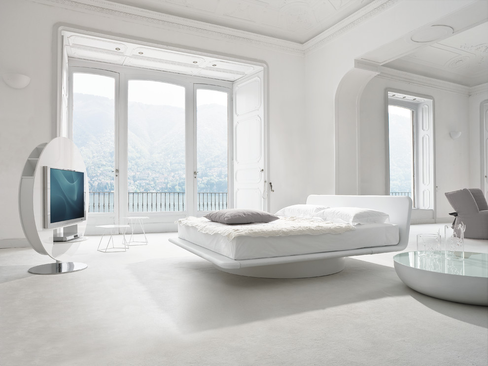 Großes Modernes Hauptschlafzimmer ohne Kamin mit weißer Wandfarbe und Teppichboden in München