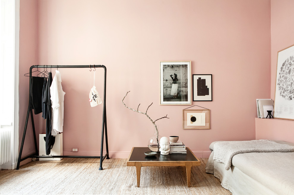 Источник вдохновения для домашнего уюта: хозяйская спальня среднего размера в современном стиле с розовыми стенами, ковровым покрытием и бежевым полом без камина
