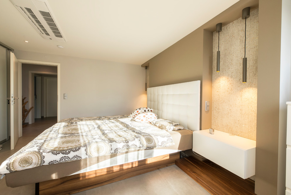 Großes Modernes Hauptschlafzimmer ohne Kamin mit weißer Wandfarbe, Betonboden und grauem Boden in Nürnberg