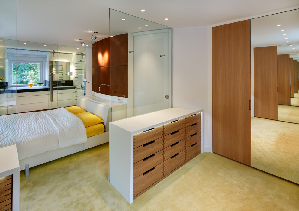 Modernes Schlafzimmer ohne Kamin mit weißer Wandfarbe und Teppichboden in Düsseldorf