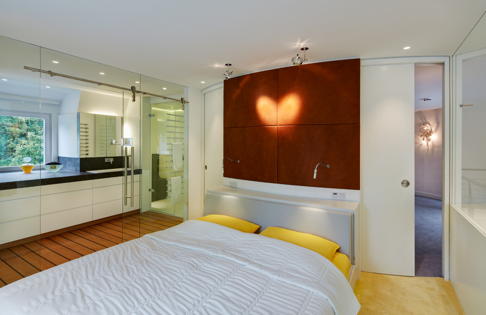 Kleines Modernes Schlafzimmer ohne Kamin mit weißer Wandfarbe und Teppichboden in Düsseldorf