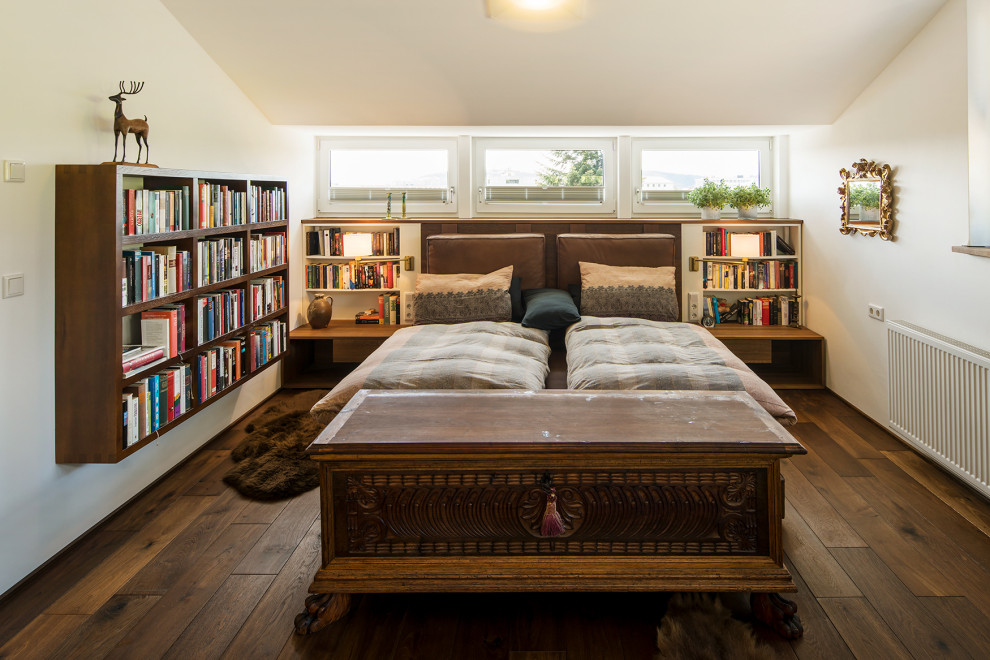 Modernes Schlafzimmer mit weißer Wandfarbe, dunklem Holzboden, braunem Boden und gewölbter Decke in Sonstige